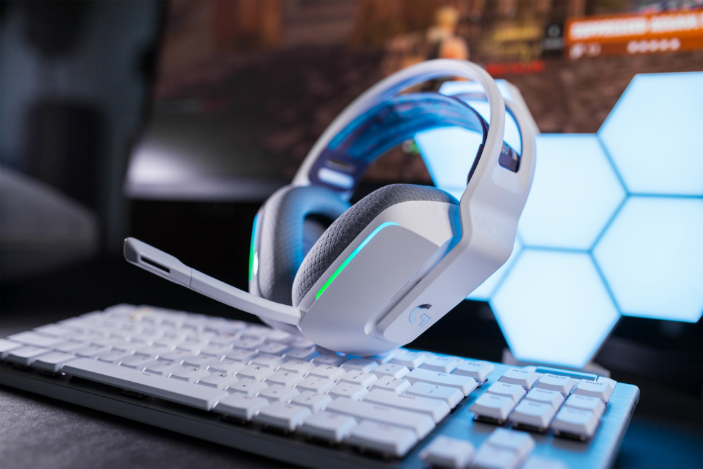 ロジクール、ワイヤレスゲーミングヘッドセット「G733r」のバッテリ駆動時間・重量に誤記