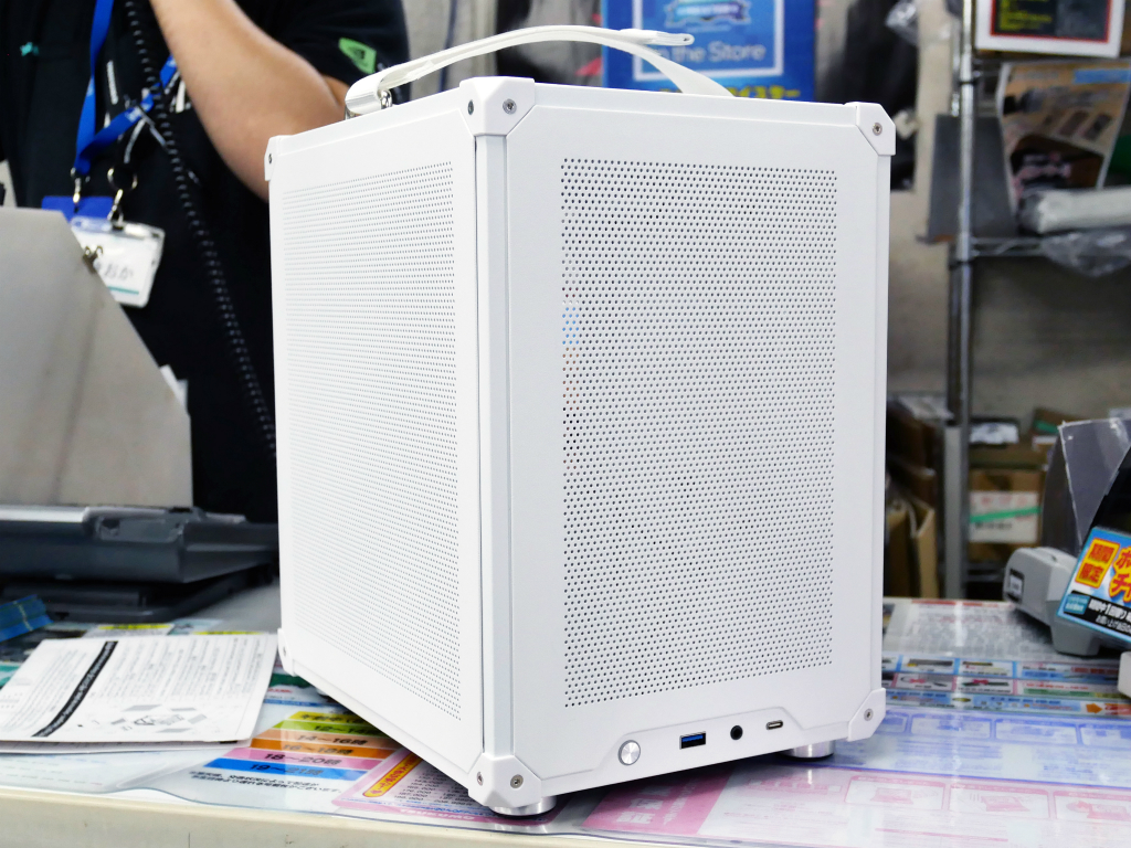 持ち運び用ハンドル付きの4面メッシュMini-ITXケース、JONSBO「C6 ITX」発売