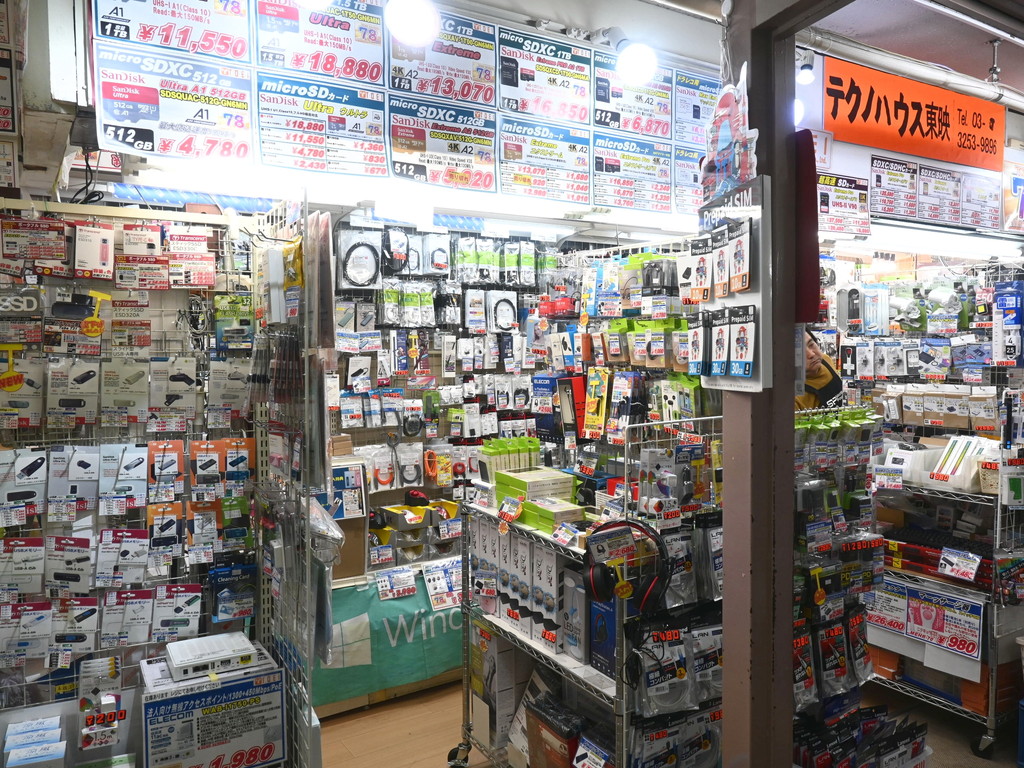 【東京ラジオデパート探訪#7】時代とともに商材も大変遷、いまやフラッシュメモリの有力店な：テクノハウス東映