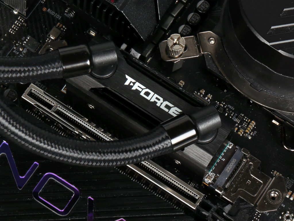 PCIe 5.0 SSD冷却の切り札。M.2専用AIO水冷ユニット、Team「SIREN GD120S AIO SSD Cooler Black」