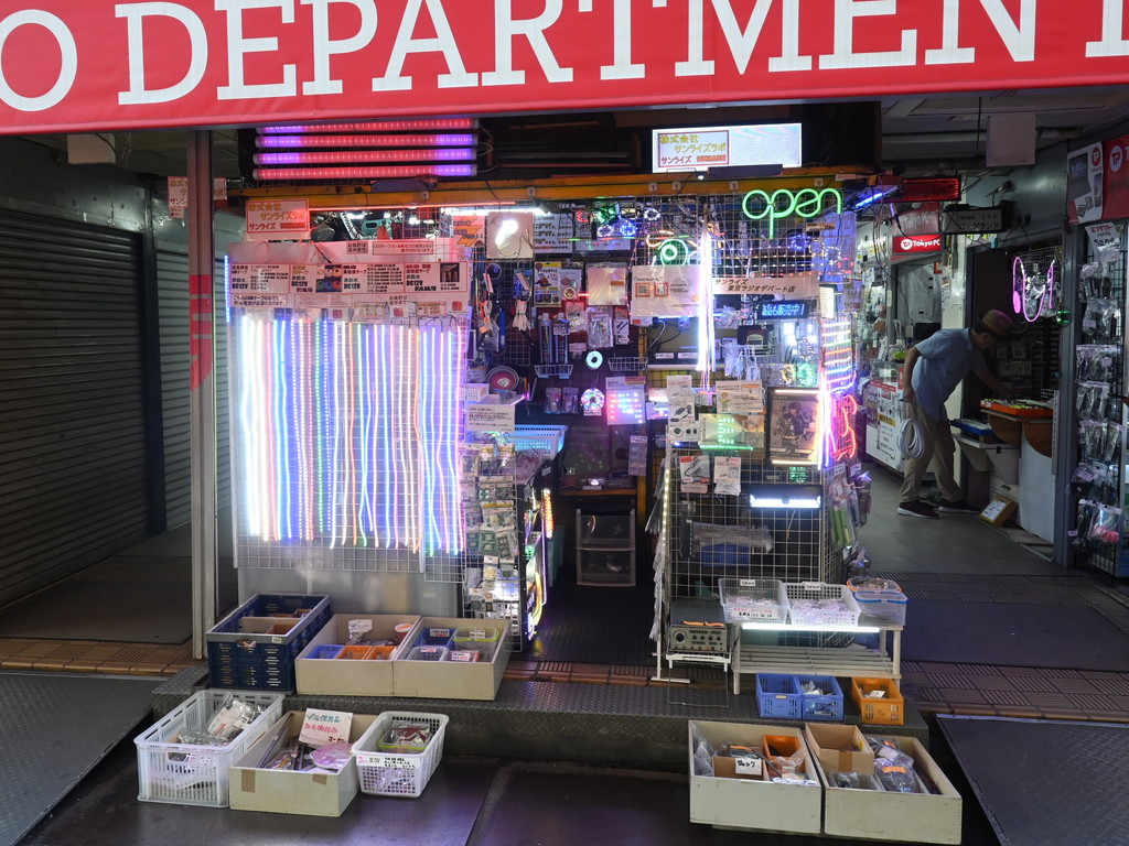 【東京ラジオデパート探訪#8】製作や加工もおまかせ、何でも相談に乗ってくれるLED専門店：サンライズ