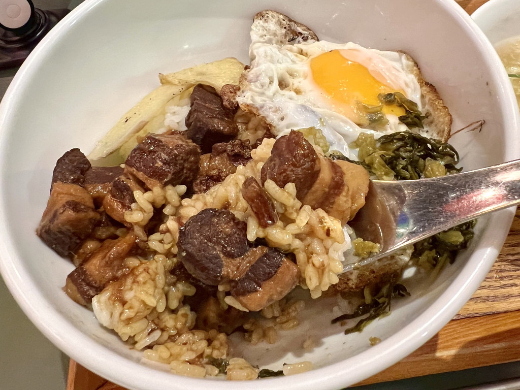 【深夜丼】小陽春の滋養目玉焼き魯肉飯