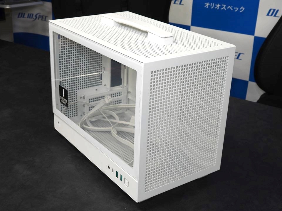 (アキバ取材班) ほぼ全方位メッシュのハンドル付きMini-ITXケース、DeepCool「CH160」が販売中