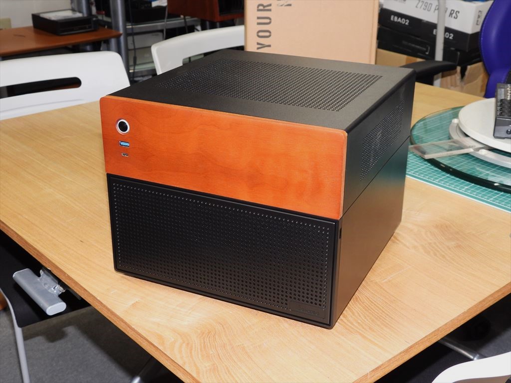 (アキバ新着入荷) 8基のドライブベイを備えた天然木採用NAS向けMicroATXケース、JONSBO「N4」