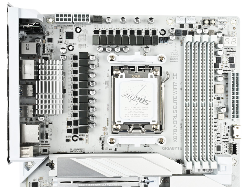 スロットまで“隙のない白”で魅せるエントリーAMD X870マザーボード、GIGABYTE「X870 AORUS ELITE WIFI7 ICE」検証