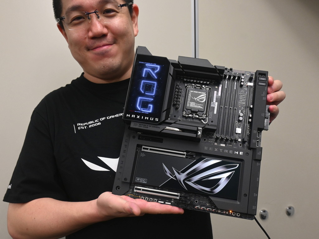 (メディア向け内覧会) ASUS、3D VC採用の巨大M.2ヒートシンクを備える「ROG MAXIMUS Z890 EXTREME」などZ890マザー発表