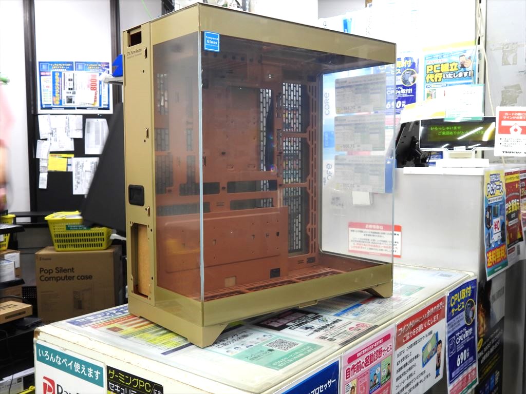 (アキバ入荷情報) VGAが浮いて見えるフローティングGPU対応ピラーレスPCケース、Thermaltake「CTE E550 TG」