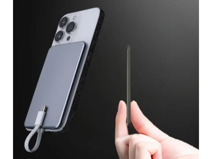【次に来るモノ】厚さわずか4.95mm。カードサイズでスマホに貼り付く超薄型モバイルバッテリ