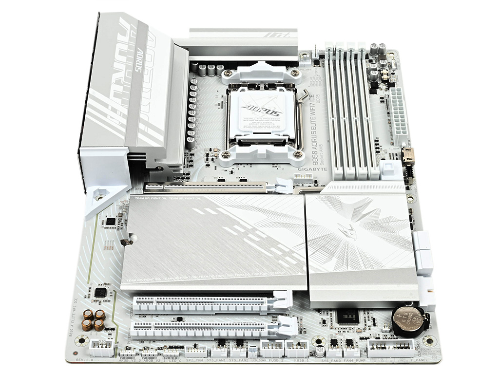 AMD B850採用でより手頃になったオールホワイトマザーボード、GIGABYTE「B850 AORUS ELITE WIFI7 ICE」検証