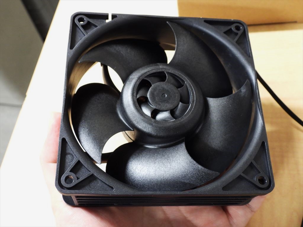 ファンガード推奨。8,000rpmの超高速38mm厚120mmファン、Arctic「S12038-8K」など2種