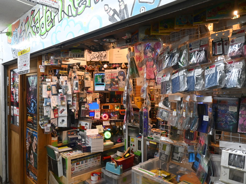 【東京ラジオデパート探訪#10】「何売ってるか分からないけど面白い」同人ハードやレトロゲームがあふれるカオス空間：家電のケ...