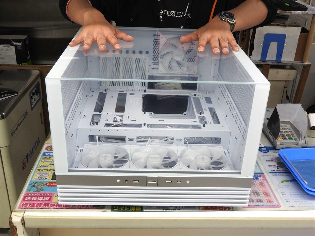 (アキバ入荷情報) 上下反転や横置きもできるピラーレスPCケース、be quiet!「LIGHT BASE 600 LX」実機展示開始