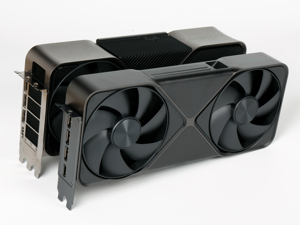 TGP575Wでまさかの2スロット。Double Flow ThroughデザインのNVIDIA「GeForce RTX 5090 Founders Edition」を観る