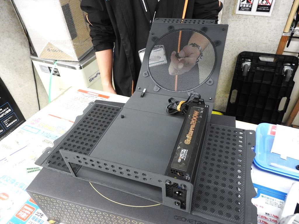 (アキバ入荷情報) 200W電源搭載の折りたためるMini-ITXケース、Geometric Future「Model 0 Flamingo」