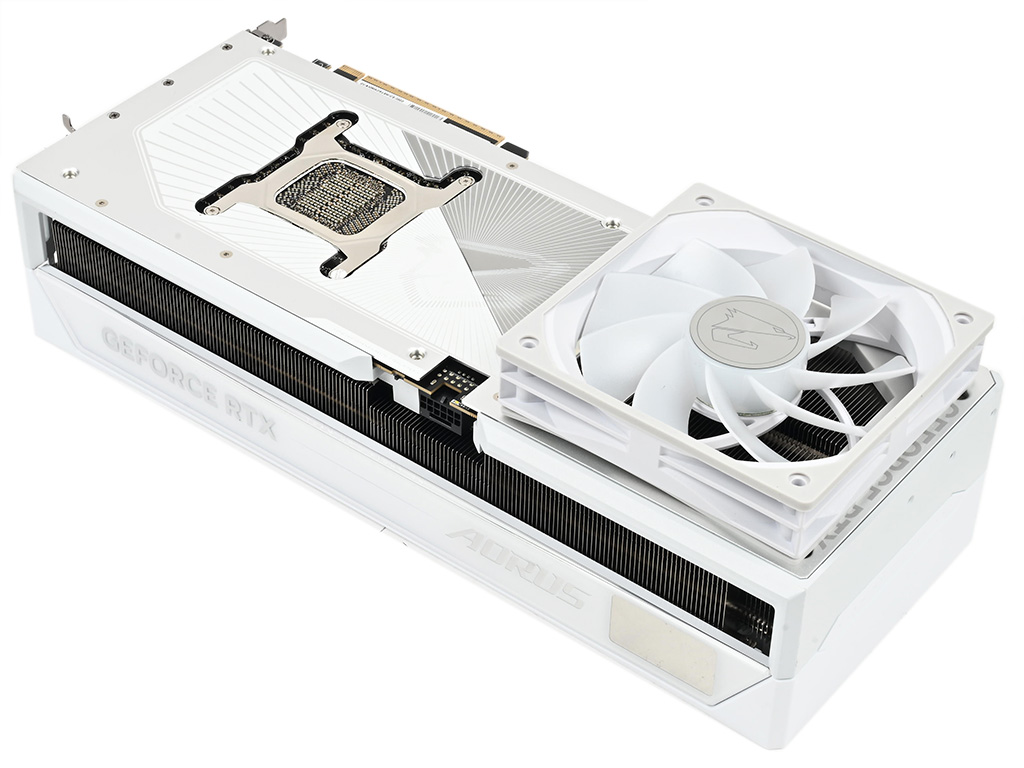 驚くほど冷えるクアッドファン対応クーラーを装備したGIGABYTE「AORUS GeForce RTX 5090 MASTER ICE 32G」検証