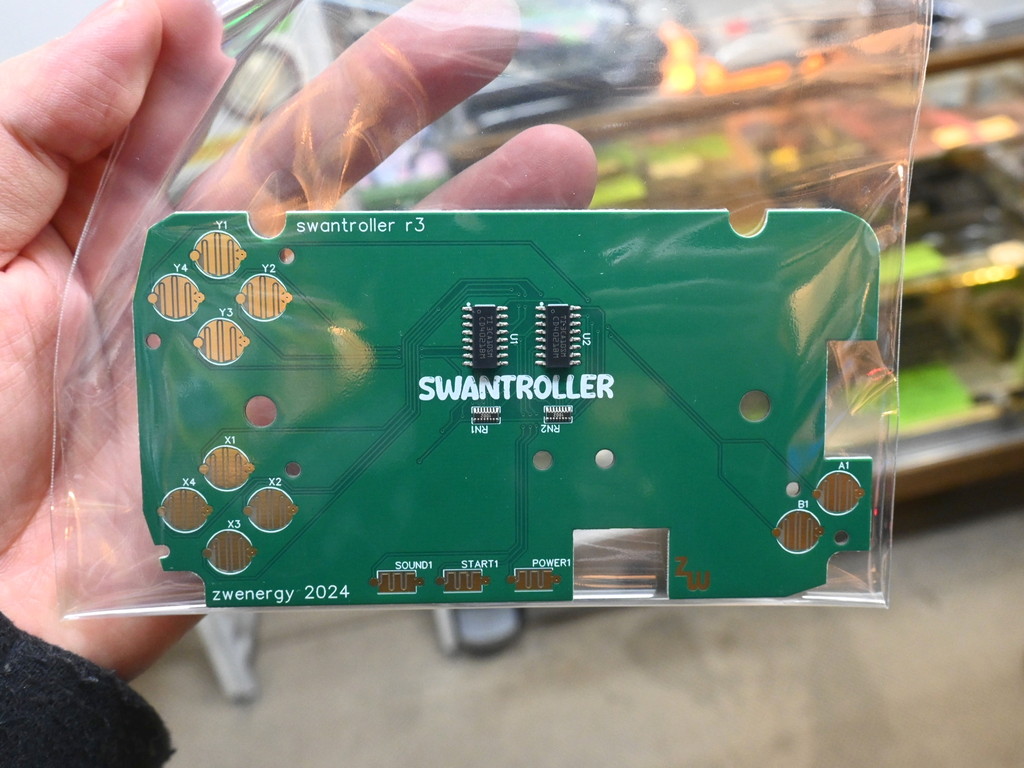(アキバ取材班) ワンダースワンカラーの”ガワ”をコントローラに再利用する「Swantroller 改造キット」に半完成品