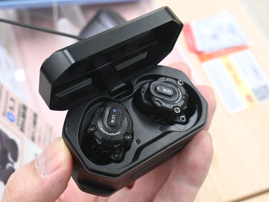 (アキバ取材班) 音響チャンバー交換や有線化など、モジュール換装に対応したワイヤレスイヤホン「HSX1001 Jin」が約8万円で発売