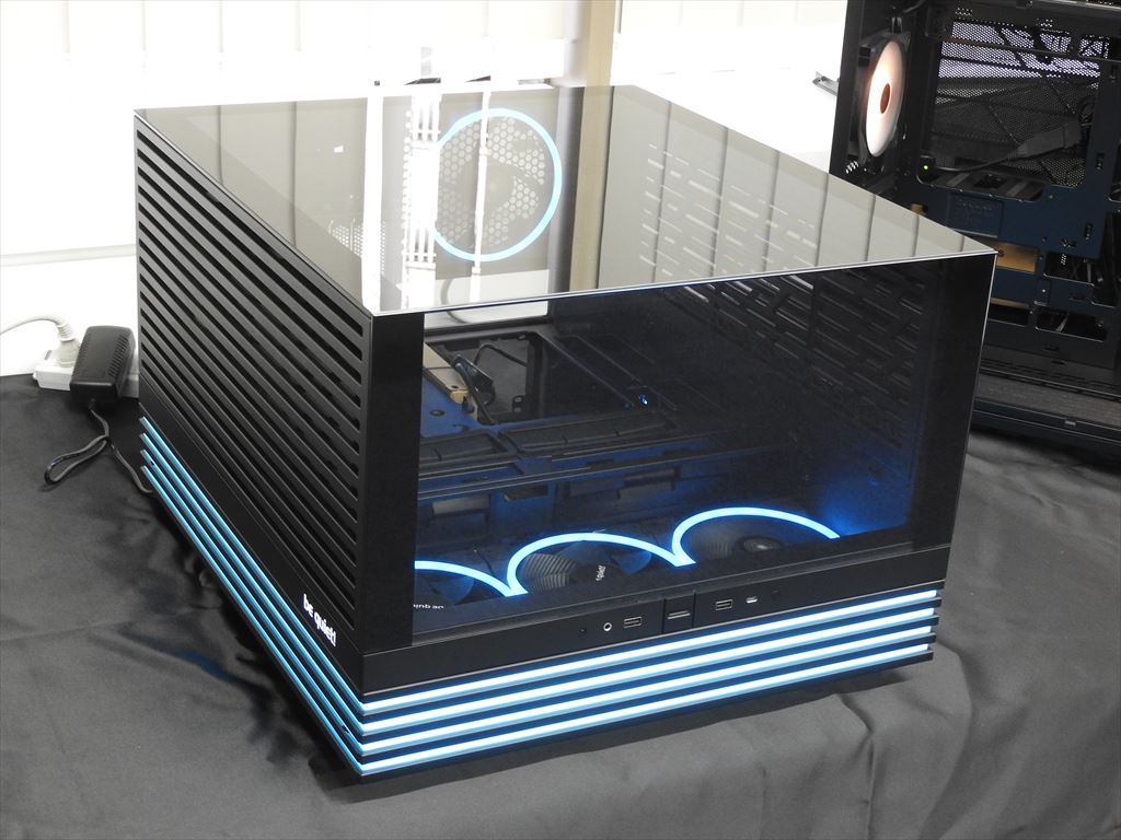 (メディア向け内覧会) 反転や横置きにも対応するbe quiet!の新作ケース「Light Base 900」