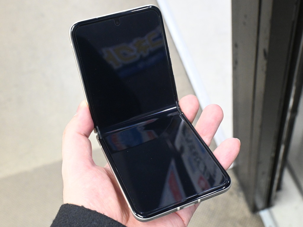 (お買い得中古品情報) 6.9型有機EL搭載の折りたたみスマホ「motorola razr 40s」(中古品)が税込42,000円で販売中