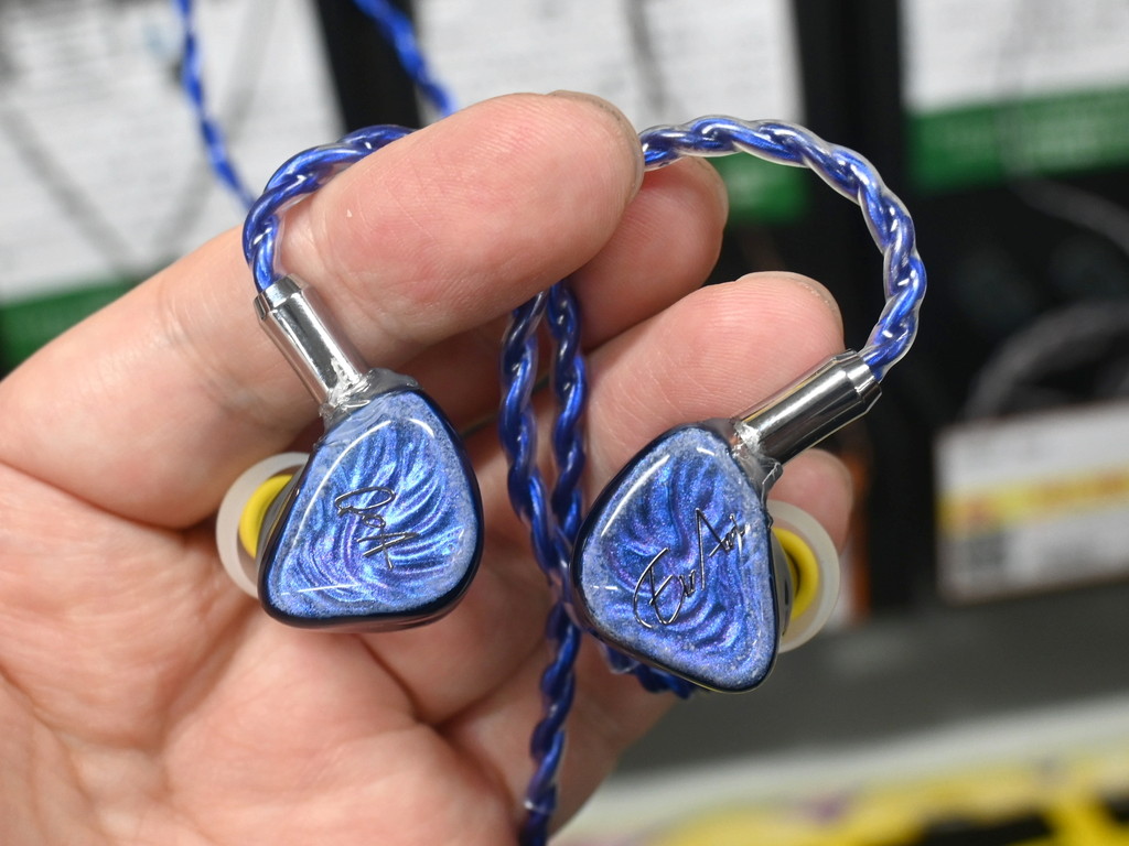 (アキバ取材班) 藍井エイルさんとコラボしたハイブリッドイヤホン「Misty Blue」が発売、価格は約3万円