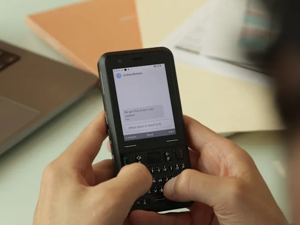 (次に来るモノ) キーボード・カメラを着せ替えできる、BlackBerry風の4G対応モバイルデバイス