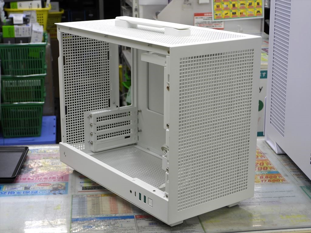 (アキバ取材班) DeepCoolのMicroATX対応PCケース「CH160 PLUS」「CH170 PLUS」の実機が展示中