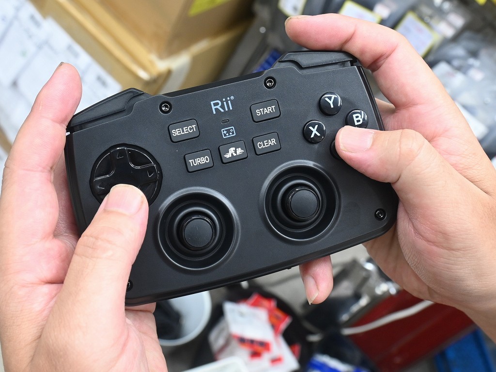 (アキバ取材班) コントローラ＆キーボードが表裏で合体したニコイチデバイスの安価モデルが入荷